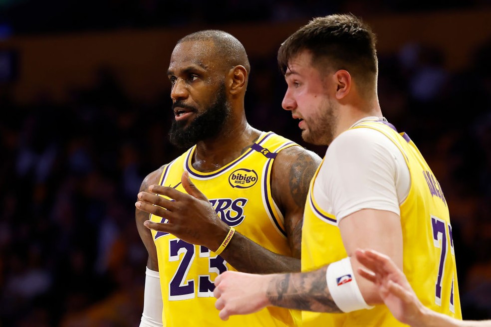Lebron James e Luka Doncic Lakers x Jazz — Foto: Getty Images