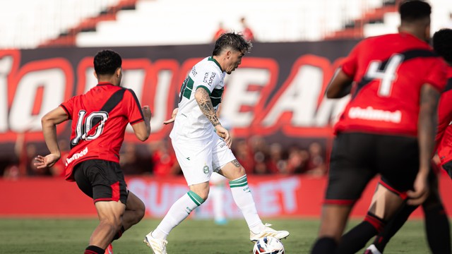 Atlético-GO e Coritiba empatam sem gols em Goiânia
