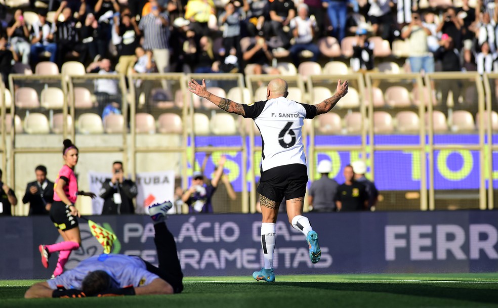 Fábio Santos comemora gol de pênalti em Corinthians x Boca — Foto: Marcos Ribolli
