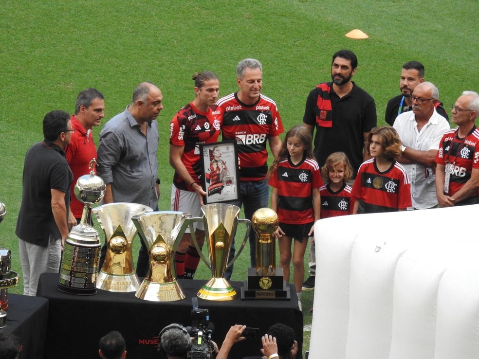 filipe luis, flamengo, homenagem — Foto: Fred Gomes