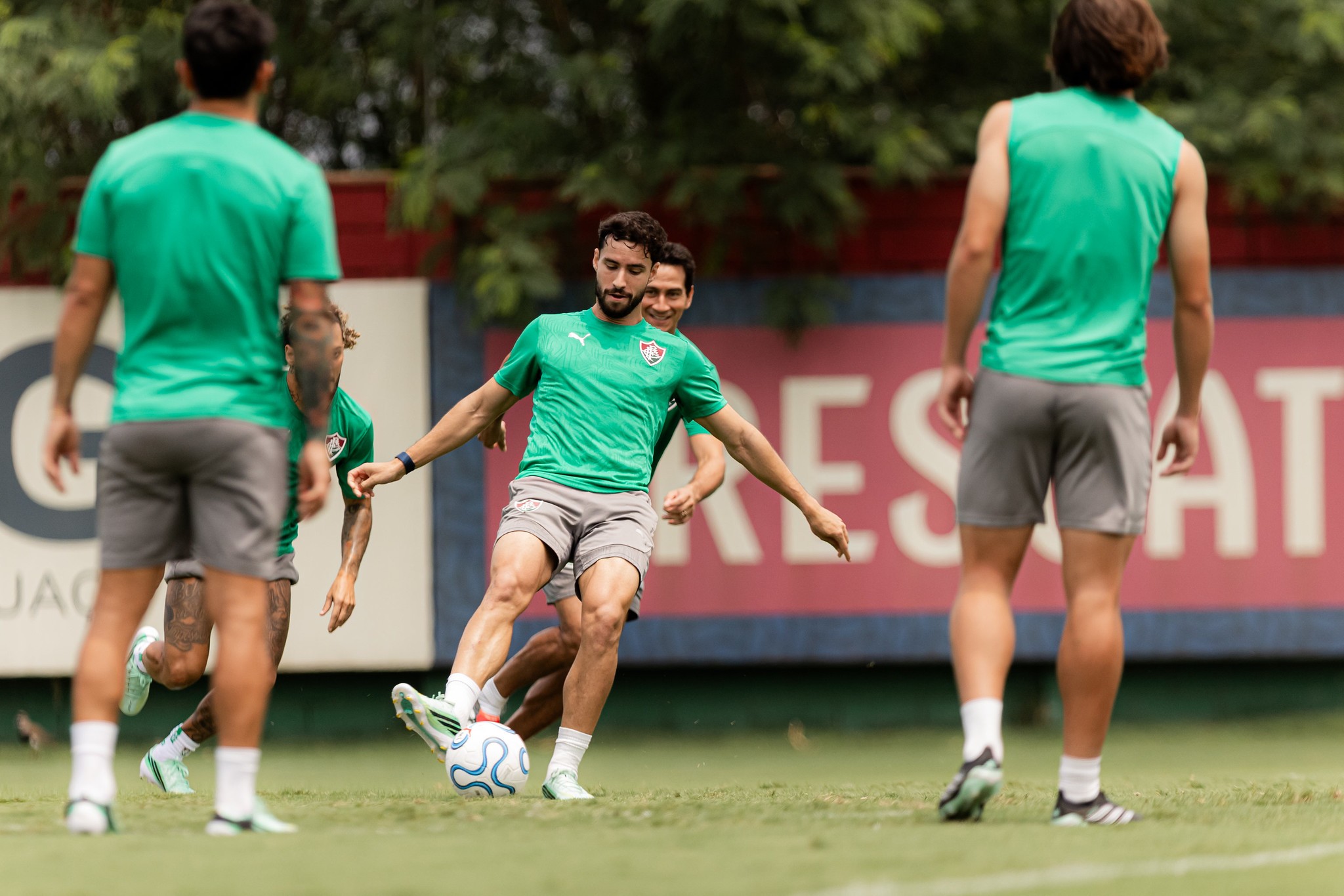 Martinelli evolui em tratamento e trabalha em campo no treino do Fluminense
