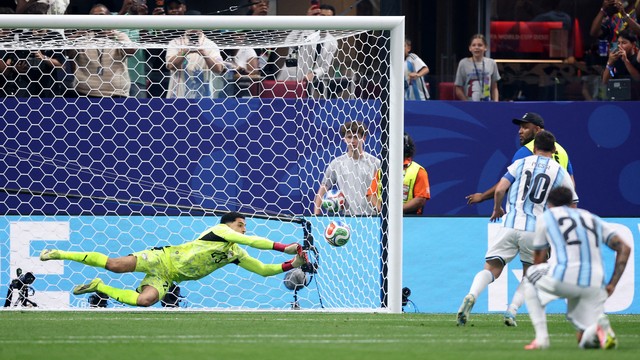 Lionel Messi bate pênalti, e Mostafa Shobeir defende em Argentina x Egito