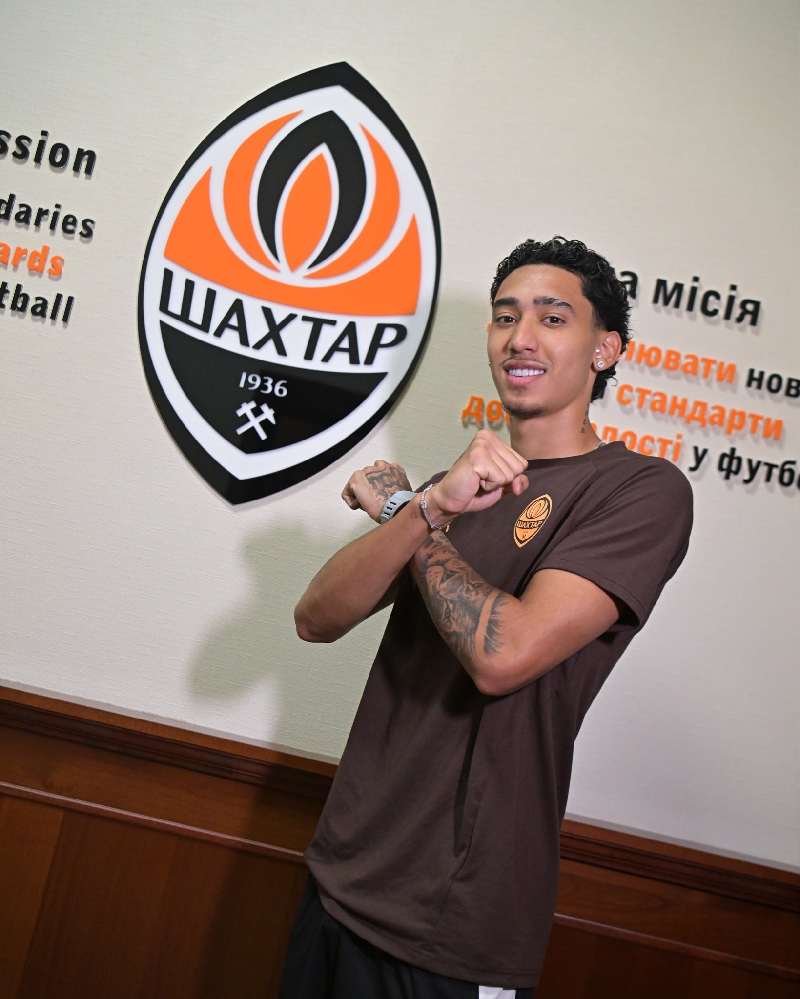 Isaque, revelado pelo Fluminense, renova contrato com o Shakhtar até 2031