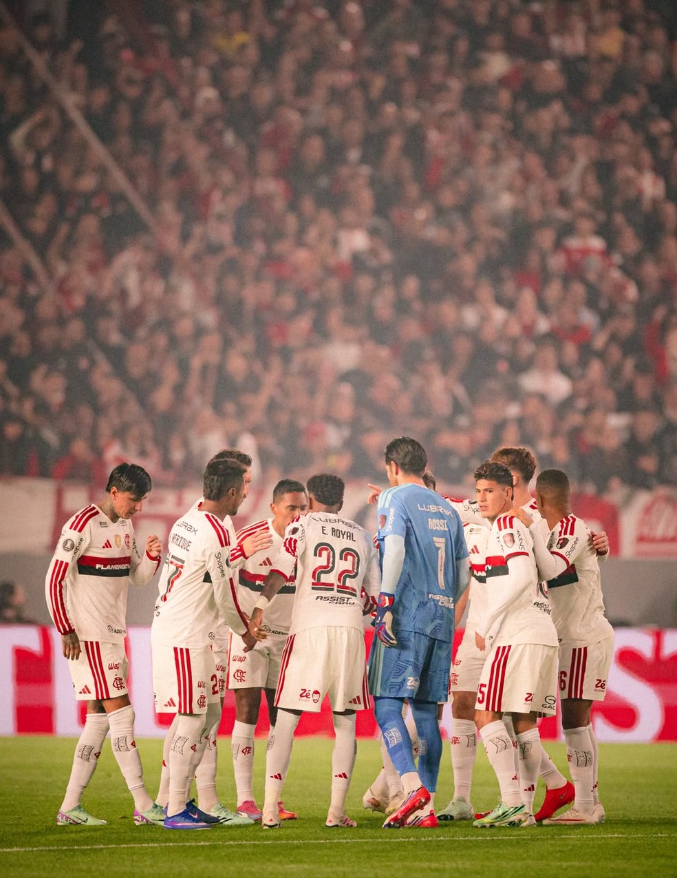Jogadores do Flamengo contra o Estudiantes � Foto: Adriano Fontes / Flamengo
