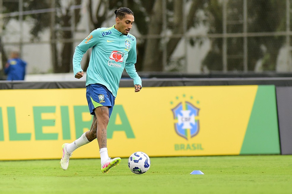 Raphinha est de volta  seleo brasileira aps cumprir suspenso  Foto: Marcos Ribolli