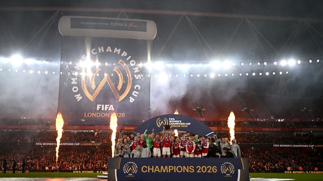 Arsenal recebe taça da Copa dos Campeões Feminina