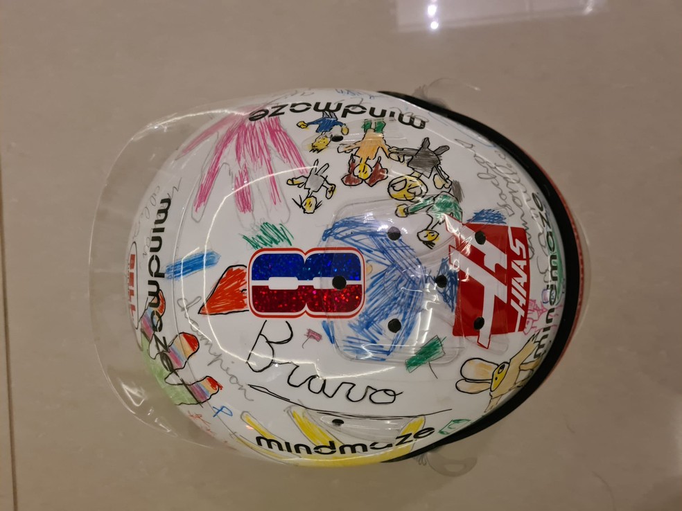Capacete de Romain Grosjean desenhado pelos filhos — Foto: Reprodução/Redes sociais