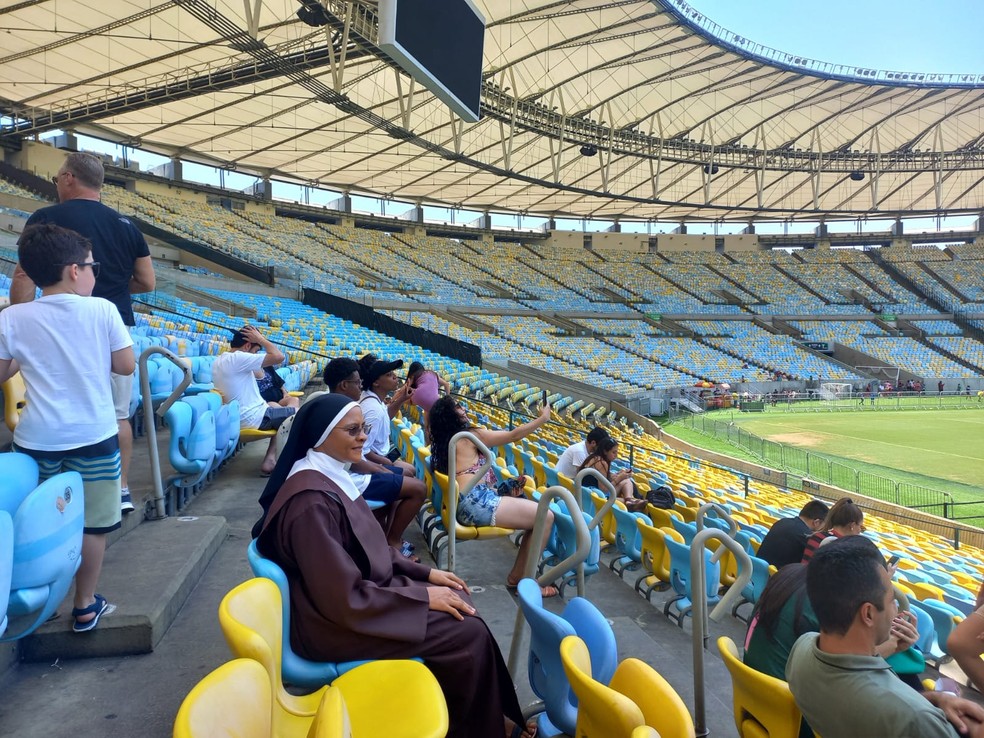 Irmã Teresinha, do Carmelo de Teresina, realiza sonho de visitar o Maracanã — Foto: Arquivo pessoal