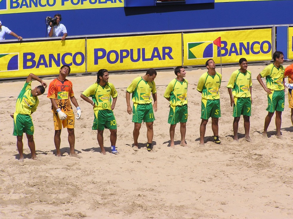 Dito Moura com alunos no projeto social de Praia de Iracema, referência em futebol de areia