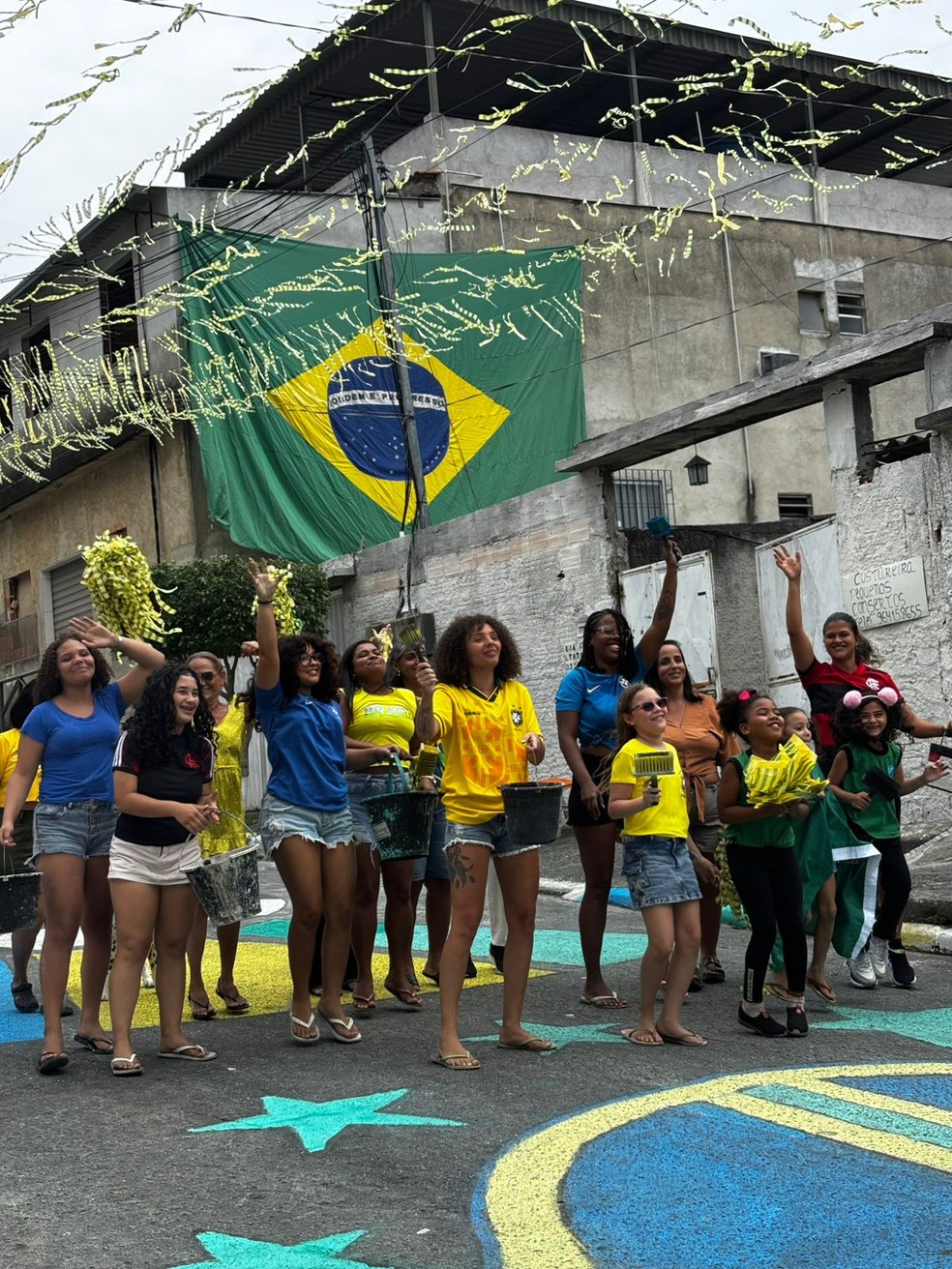 Rua decorada em verde e amarelo