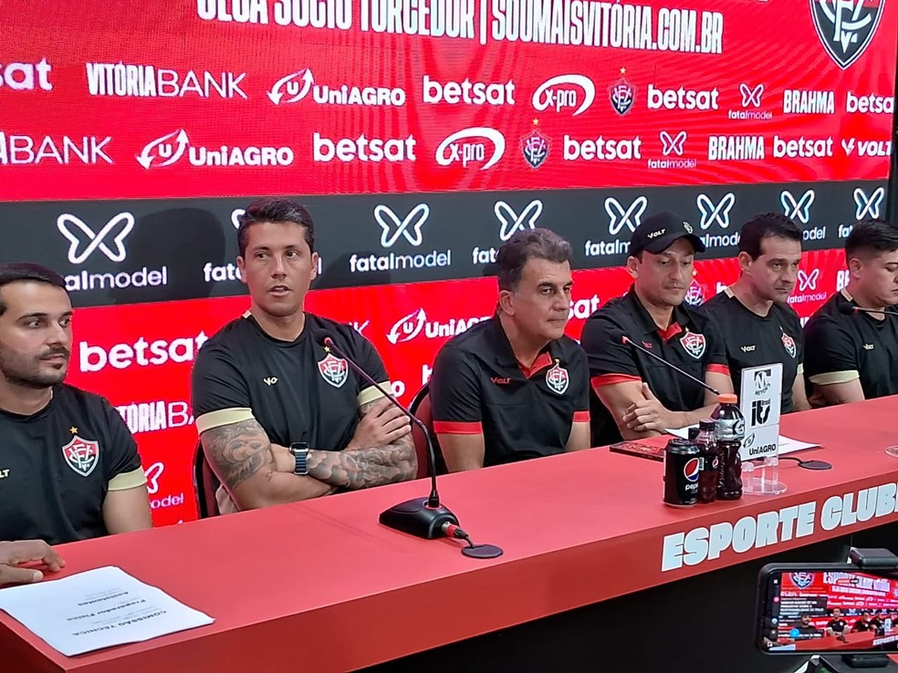 Thiago Carpini durante apresenta&ccedil;&atilde;o ao Vit&oacute;ria &mdash; Foto: Rafael Carmo / ge