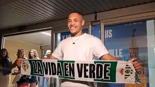 Vitor Roque chega a Sevilha para assinar contrato com o Betis