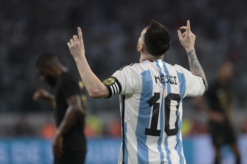 danico22. on X: messi é do vasco inclusive o atleta argentino ja posa com  a camisa do clube.  / X