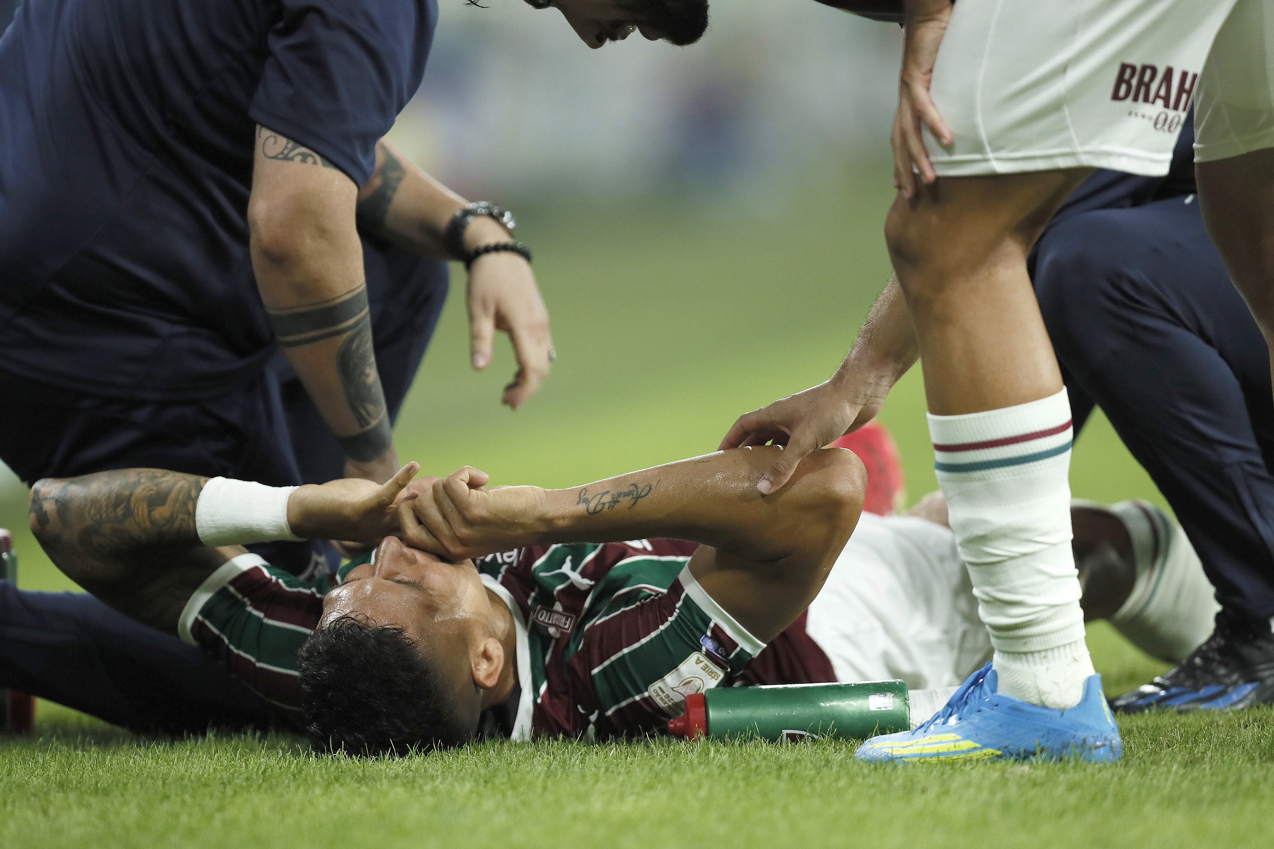 Fluminense reavalia lesões de Millán e Jemmes após empate; Zubeldía lamenta impactos na estratégia.