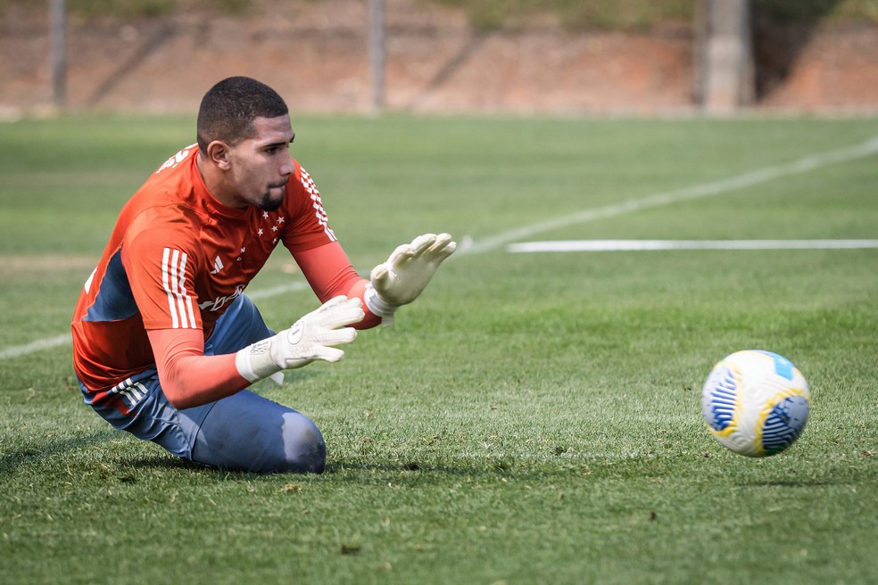 Léo Aragão durante treino do Cruzeiro — Foto: Gustavo Aleixo/Cruzeiro