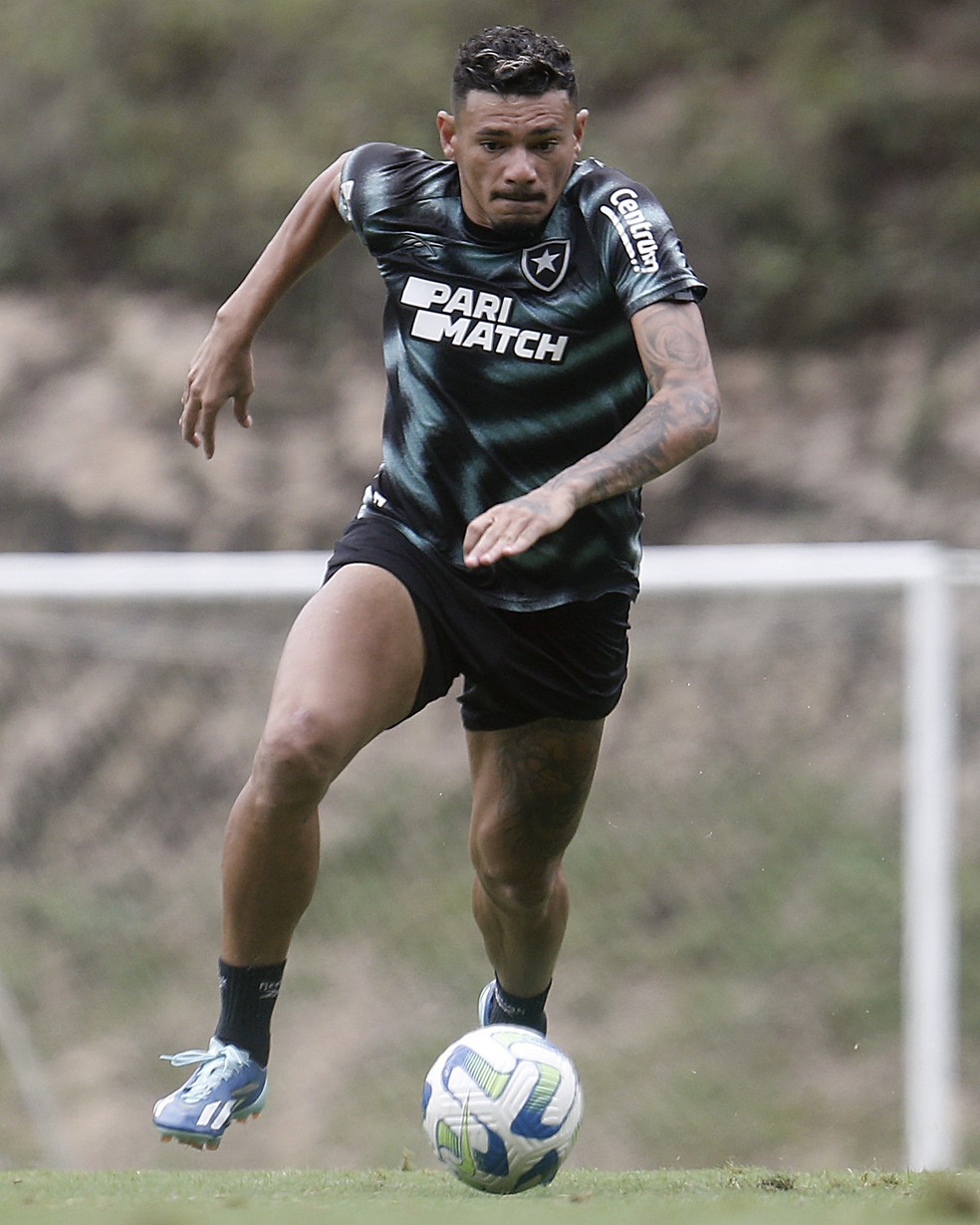 Brasileirão: com gols de Tiquinho Soares, Botafogo bate Fortaleza e segue  líder