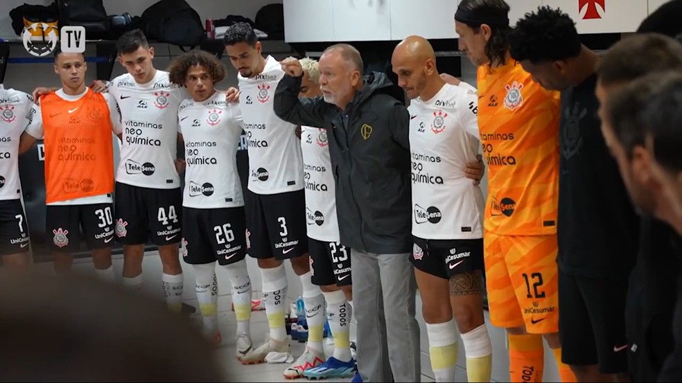 Mano Menezes discursa para elenco do Corinthians em vestiário — Foto: Reprodução