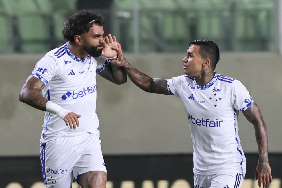 Gabigol e Dudu perderam a condição de titulares absolutos  — Foto: Gilson Lobo/AGIF
