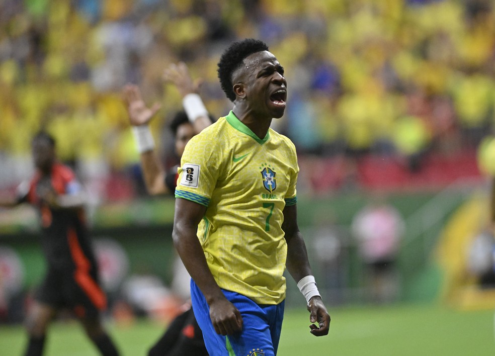 Vinicius Junior comemora segundo gol do Brasil sobre a Colômbia Eliminatórias da Copa 2026 — Foto: André Durão