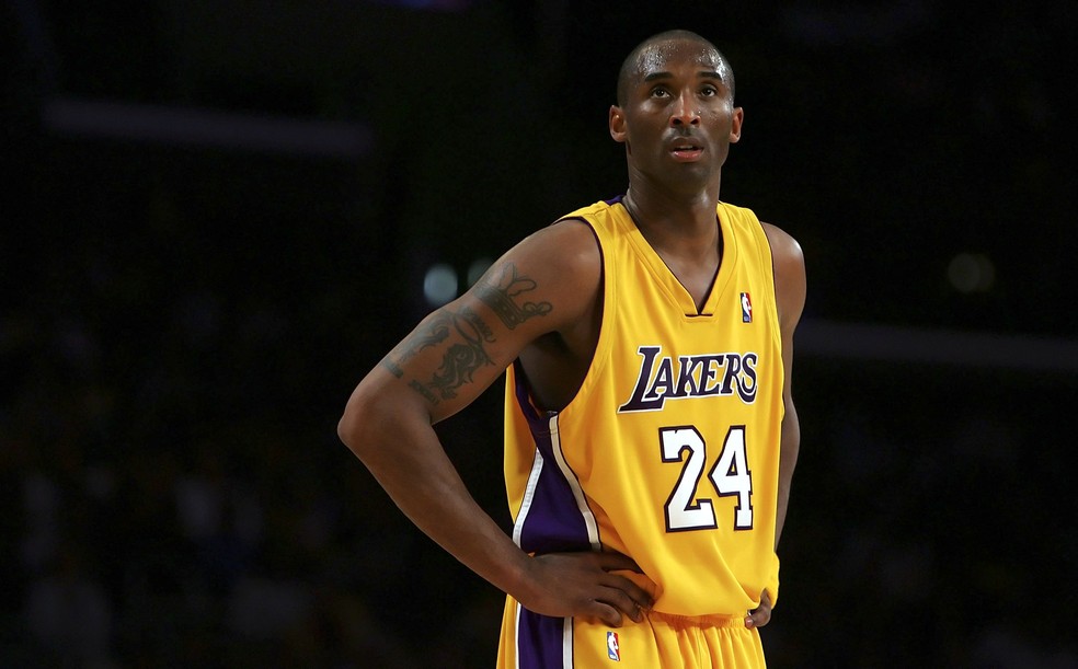 Primeira camisa 24 de Kobe Bryant nos Lakers é leiloada por mais