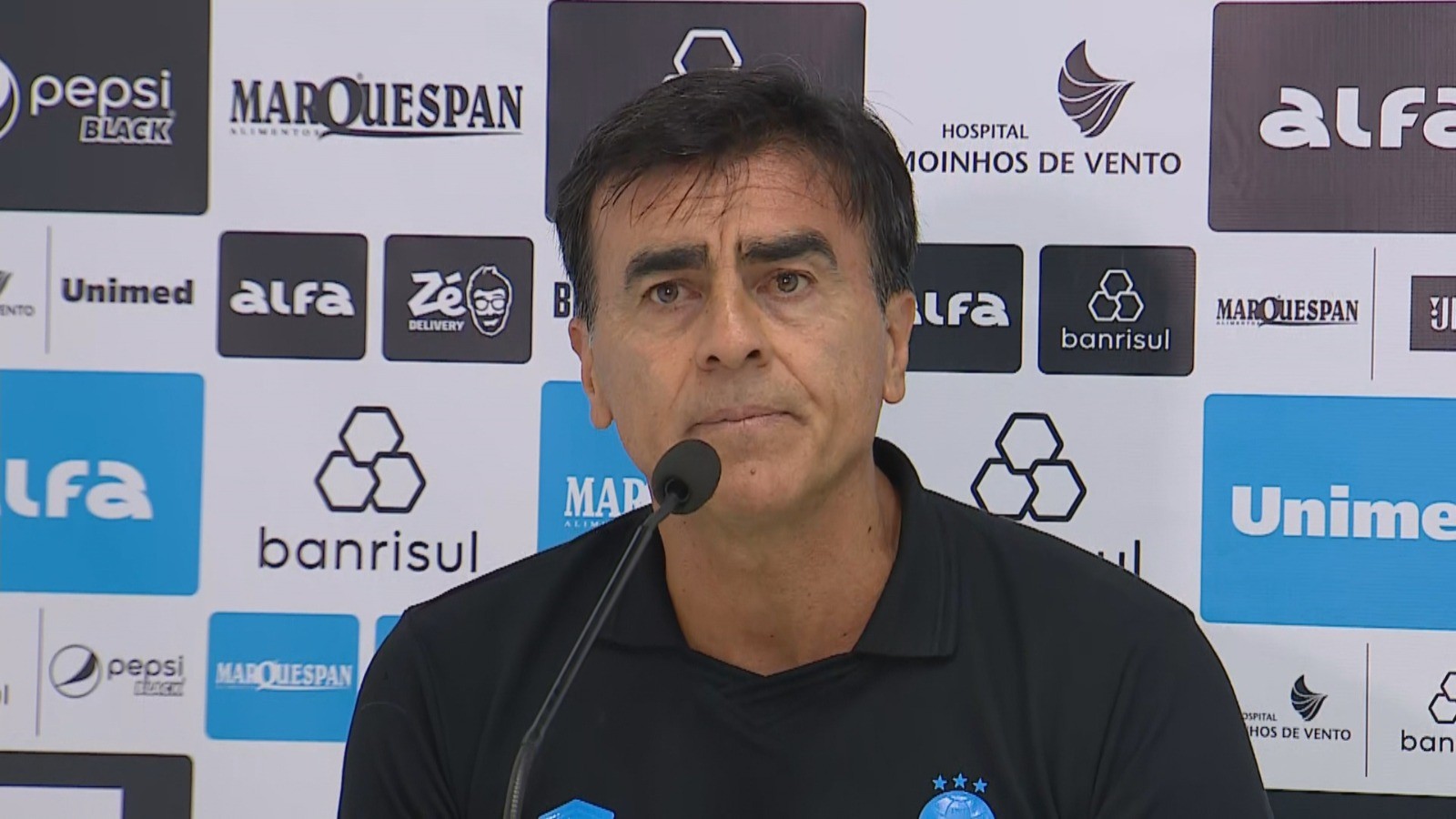 Quinteros solicita calma e critica expulsões após classificação do Grêmio nos pênaltis.