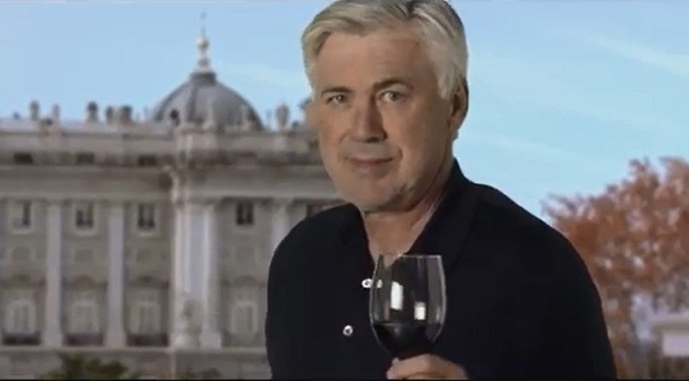 Carlo Ancelotti em comercial de Madri: técnico cobra caro para fazer propagandas — Foto: Reprodução de vídeo