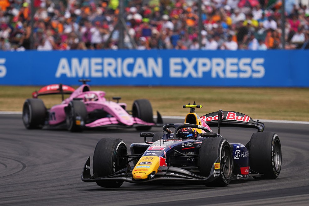Nikola Tsolov ultrapassa Gabriele Mini na sprint da F2 em Silverstone