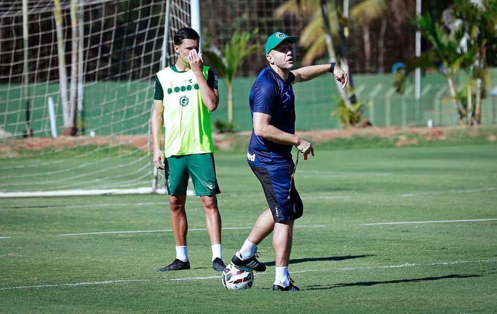 Mozart comanda primeiro treino no Goiás
