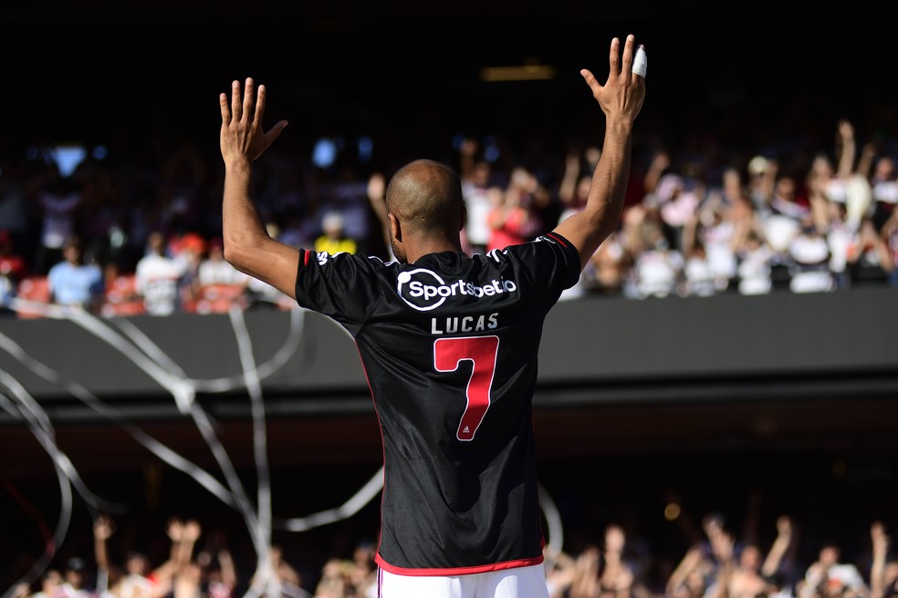 Lucas Moura foi apresentado antes da partida e lançou nova camisa do São Paulo  — Foto: Marcos Ribolli