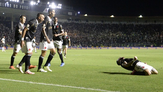 Ajoelhado no chão, Rossi comemora gol do Vasco em São Januário
