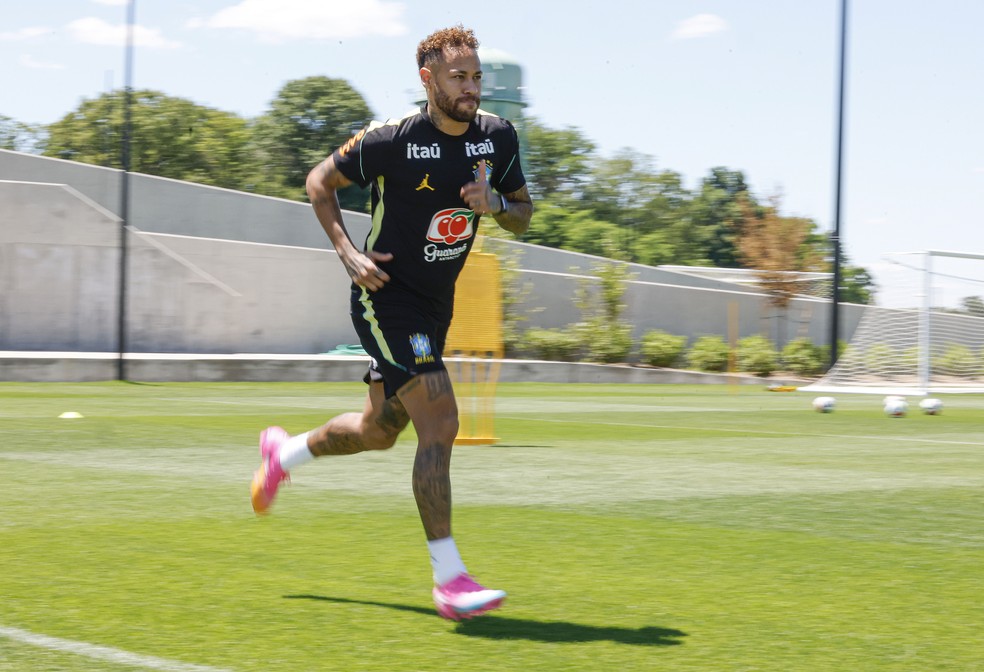 Neymar trabalha no campo com chuteiras no dia 16 de junho — Foto: Rafael Ribeiro / CBF