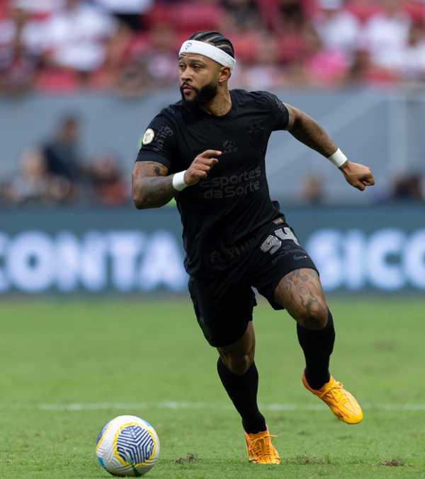 Corinthians: Atacante Trabalha para Conquistar Titularidade no Time de Memphis