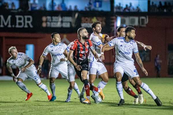 Toque no Braço em Lance de Gol Gera Controvérsia em Jogo entre Vitória e Cruzeiro