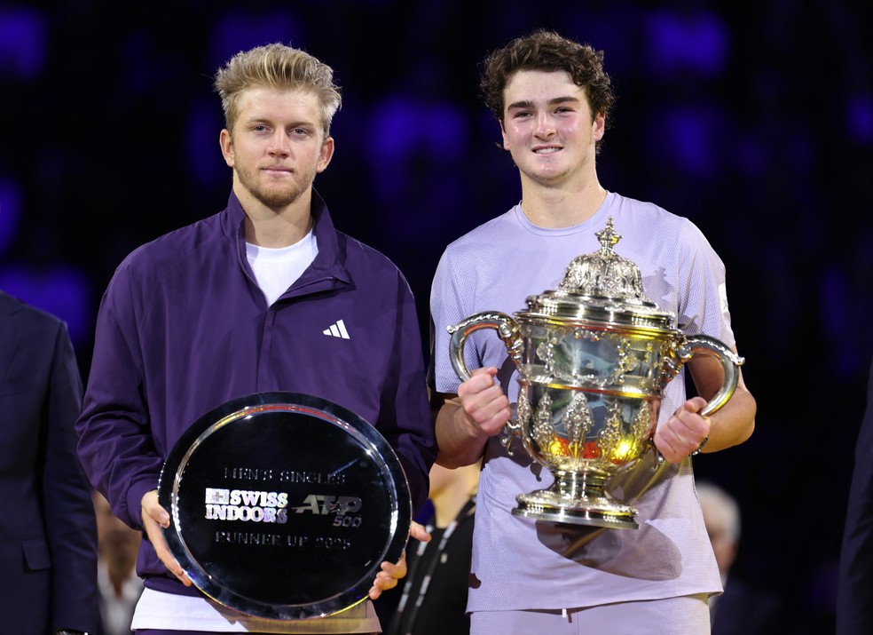 Alejandro Davidovich Fokina e João Fonseca — Foto: REUTERS/Pierre Albouy
