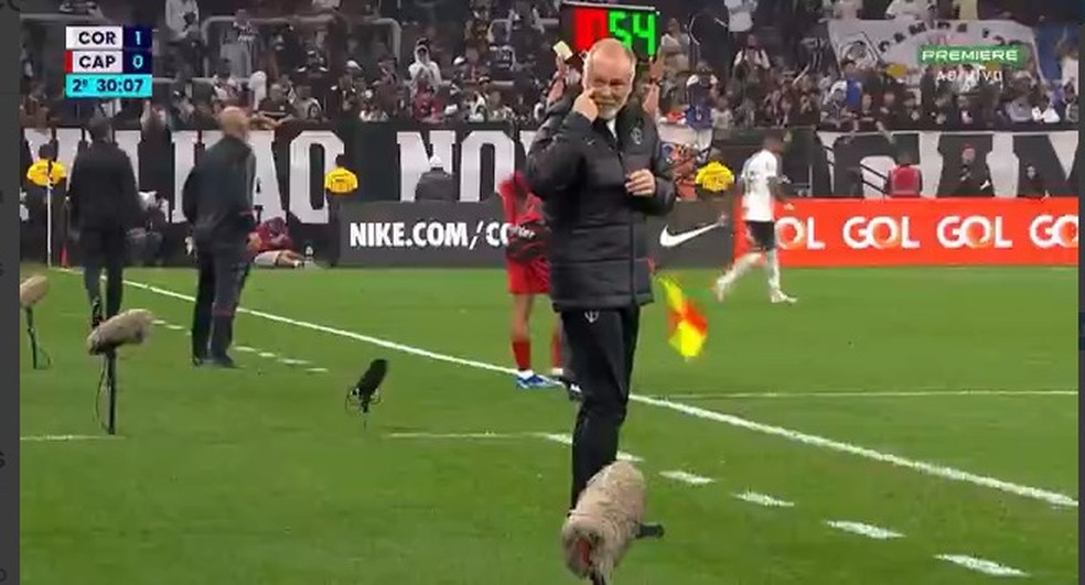 Mano Menezes provoca torcedor em Corinthians 1x0 Athletico — Foto: Reprodução do Premiere