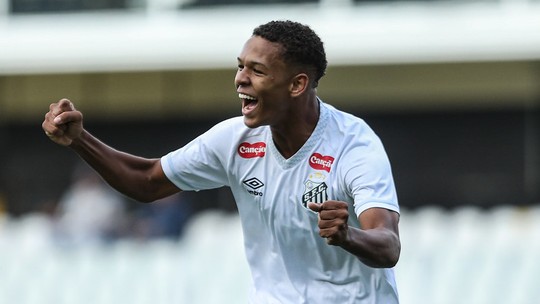 Inspirado em Fenômeno e Ricardo Oliveira, joia da base do Santos busca se firmar na Copinha