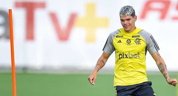 Ayrton Lucas recuperado e pronto para reforçar o Flamengo no confronto contra o Botafogo
