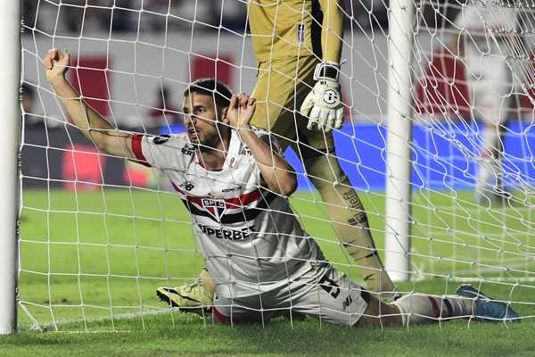 Calleri assume responsabilidade pela eliminação do São Paulo no campeonato.