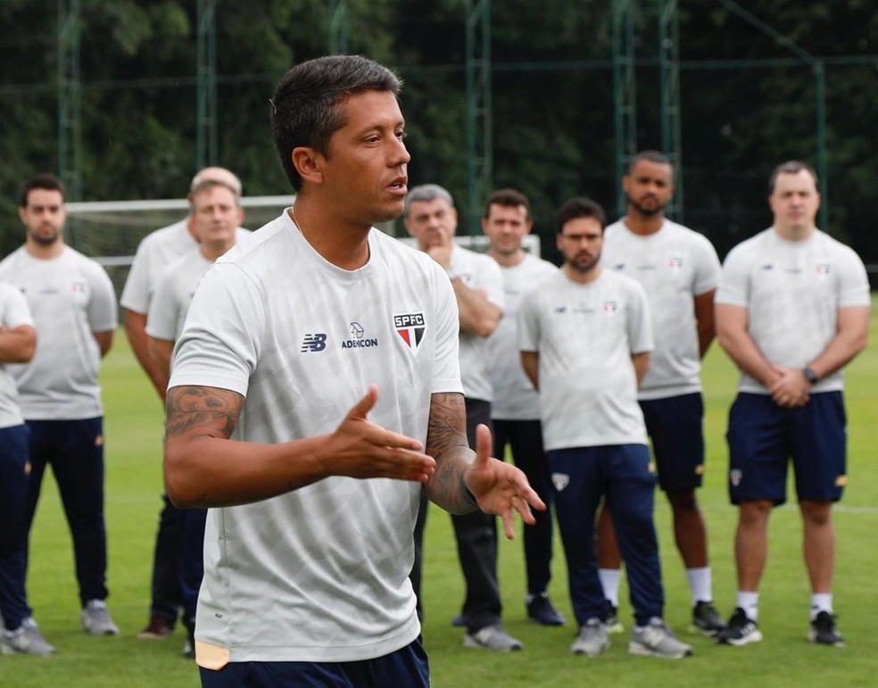 Thiago Carpini comanda primeiro treino no São Paulo — Foto: Rubens Chiri/saopaulofc.net