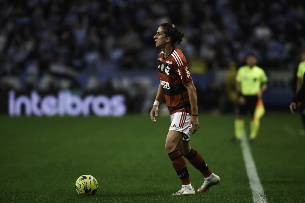 Filipe Luís com a bola contra o Grêmio — Foto: Marcelo Cortes/Flamengo