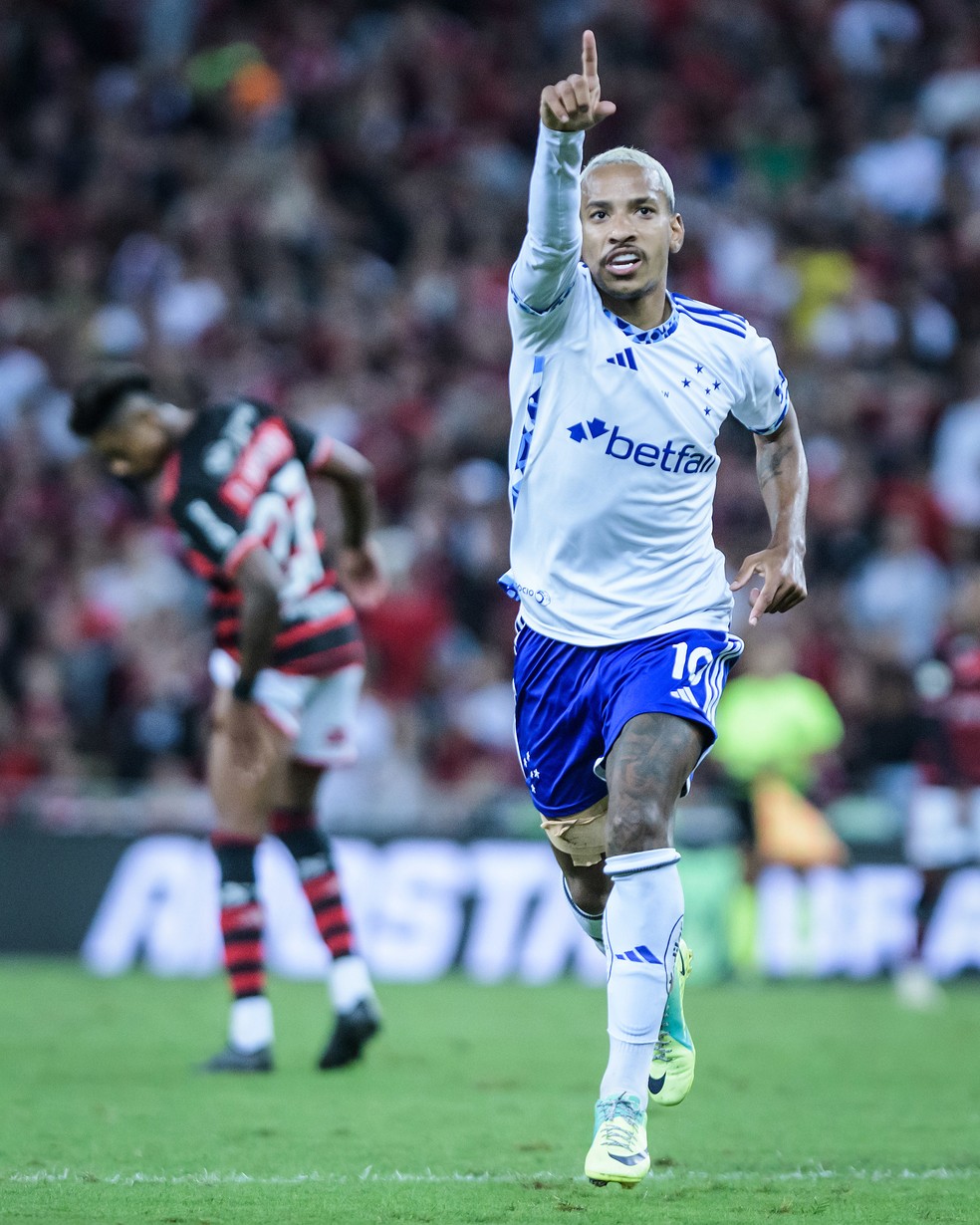 Matheus Pereira, meia do Cruzeiro, comemora gol diante do Flamengo — Foto: Gustavo Aleixo