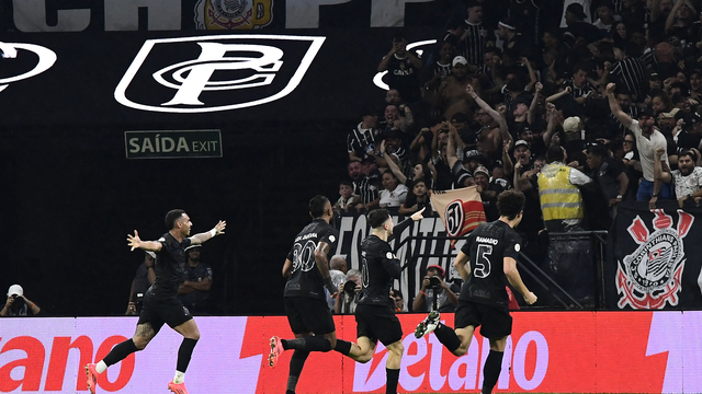Jogadores do Corinthians comemoram gol do Corinthians contra o Palmeiras