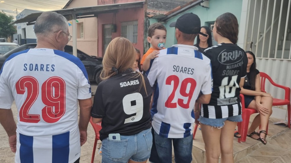 Primos estampam com orgulho camisas de Tiquinho Soares - do Botafogo ao Porto — Foto: Camila Sousa/ge