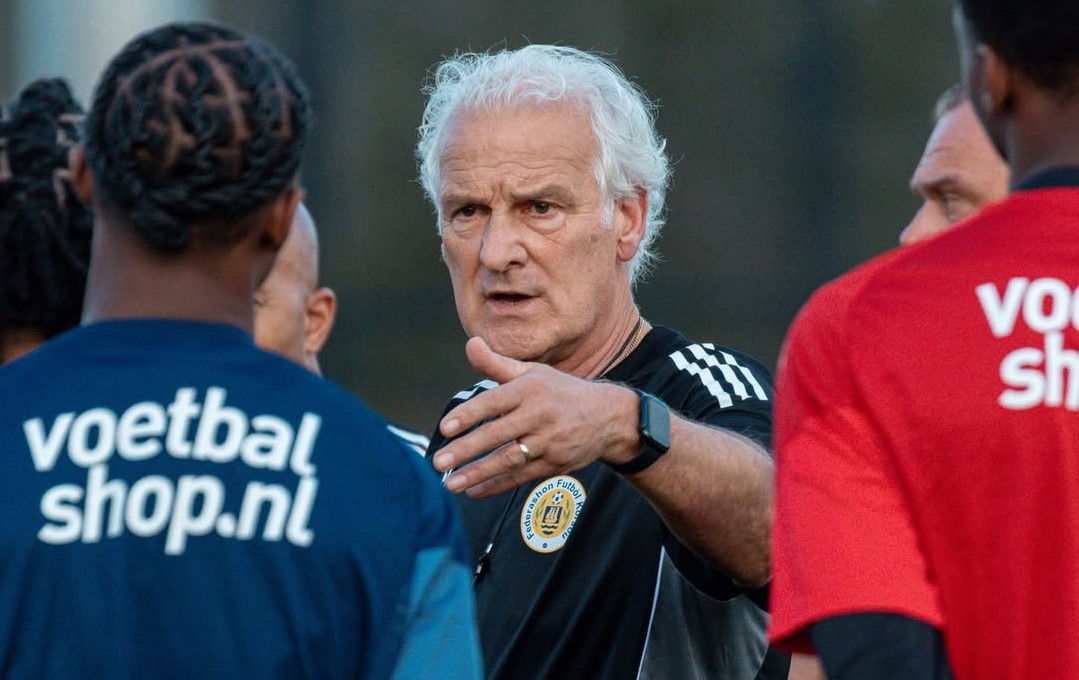 Estreante na Copa, técnico de Curaçao pede demissão a um mês do torneio