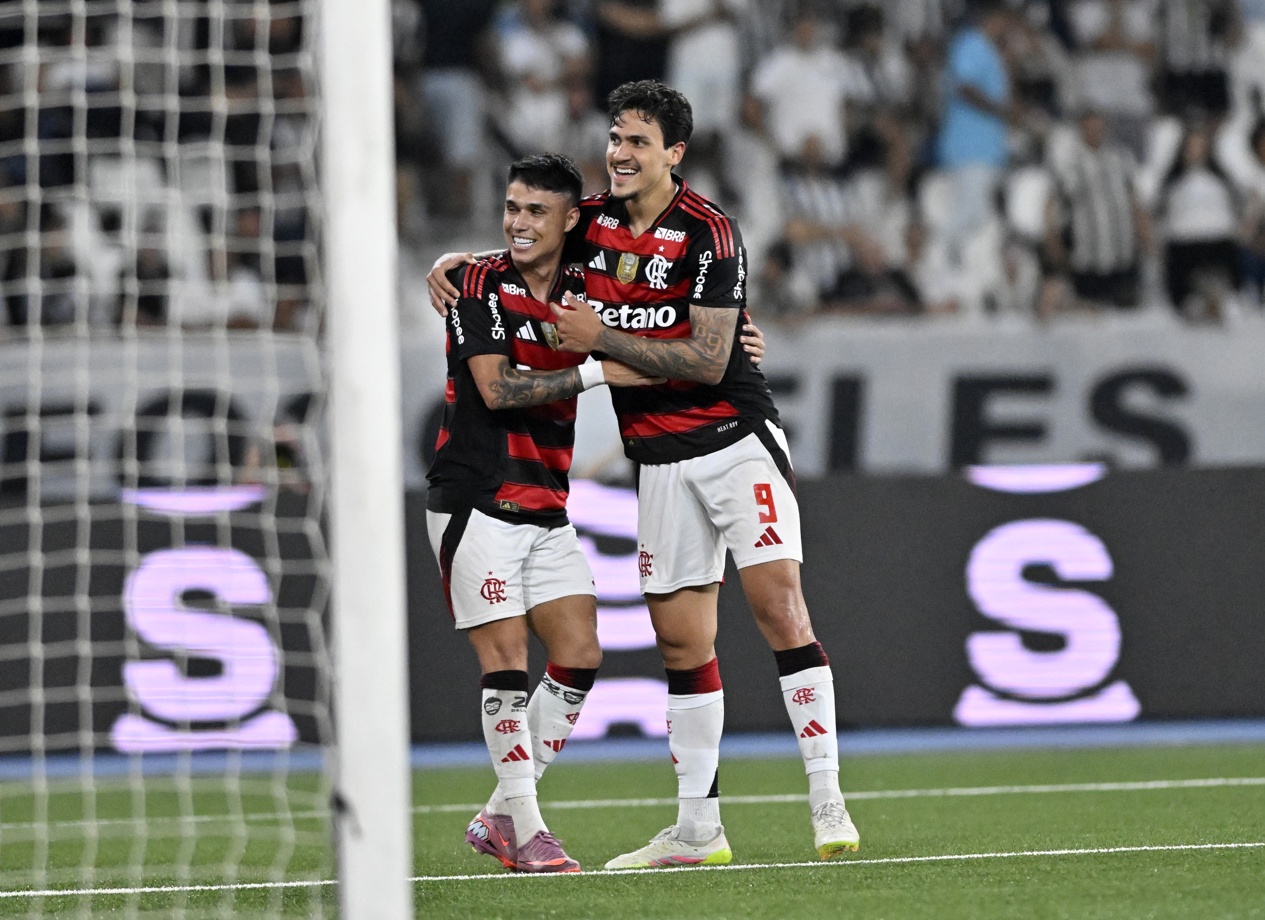 Análise: Flamengo domina o Botafogo, ganha confiança e se mantém na briga pelo título às vésperas de 