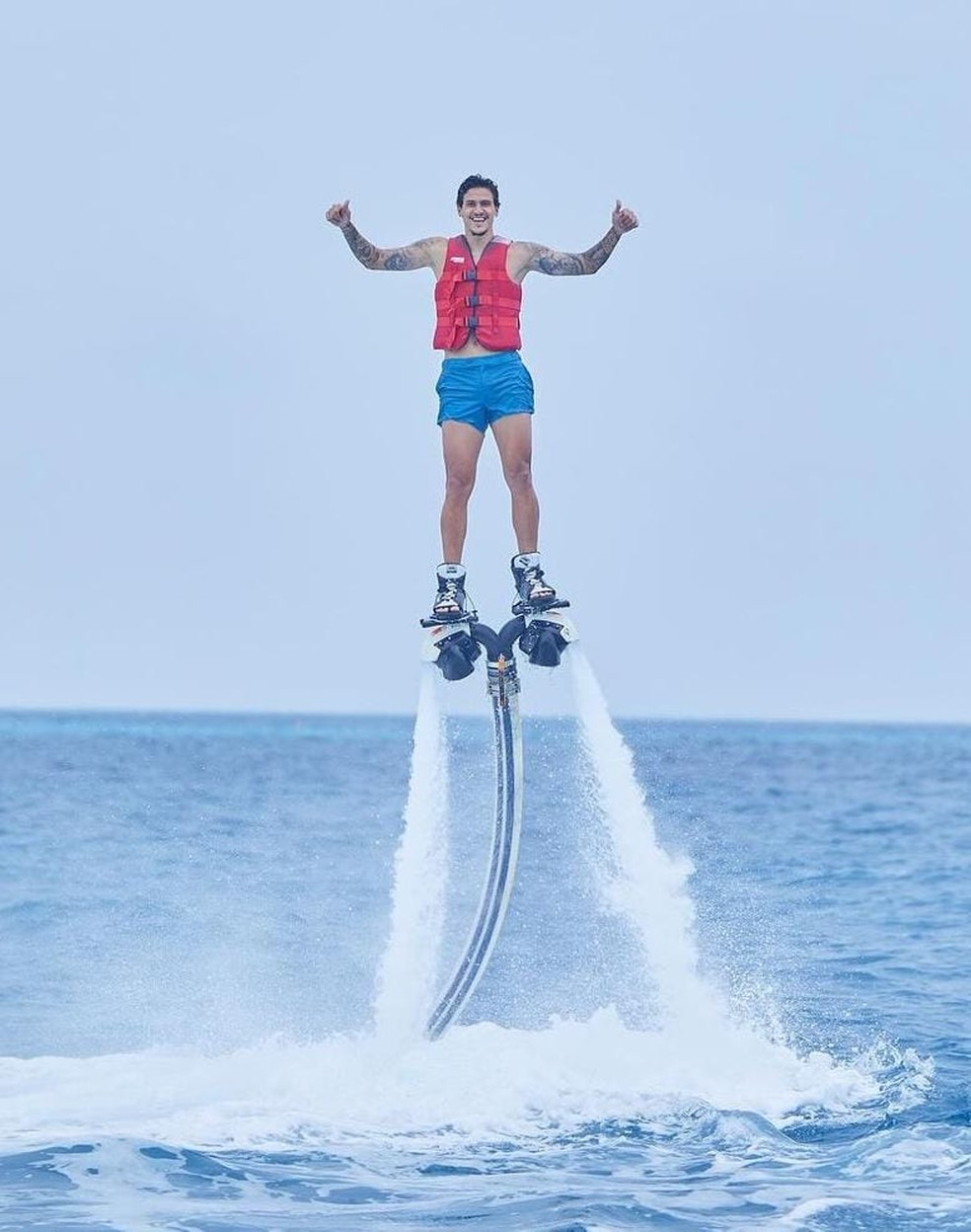 Pedro voando sobre o mar com um flyboard — Foto: Divulgação