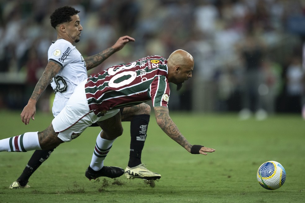 Gregore desarma Felipe Melo no lance do gol do Botafogo contra o Fluminense  Foto: Jorge Rodrigues/AGIF