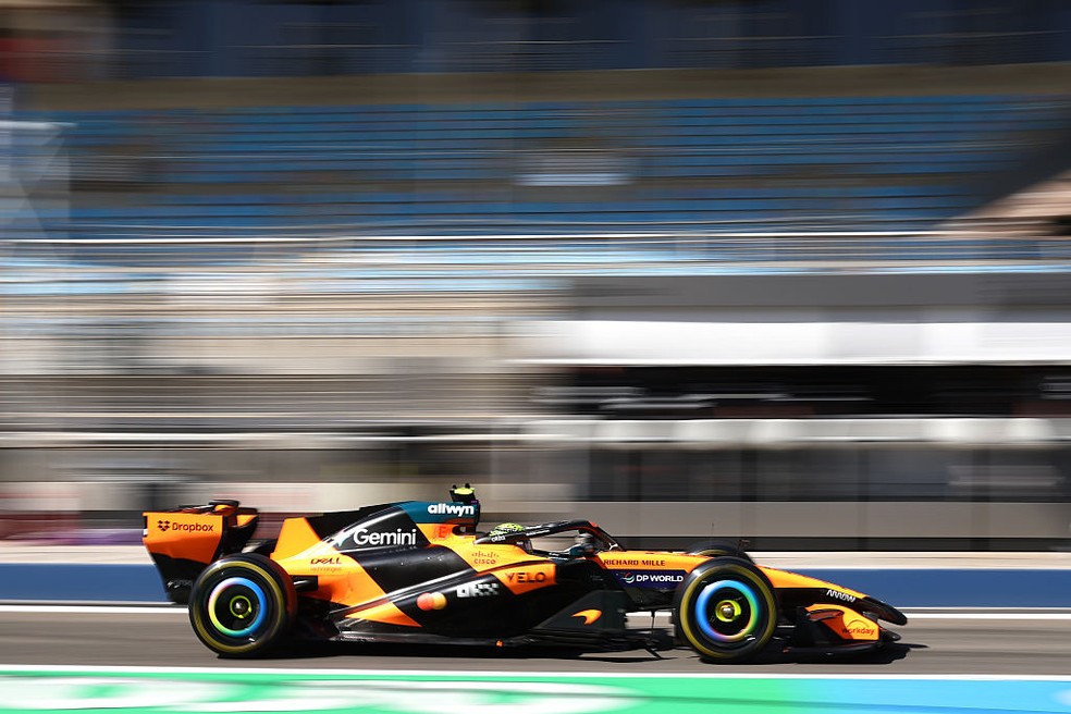 Lando Norris em segunda manhã da segunda rodada de testes da F1 2026 — Foto: Andy Hone/LAT Images