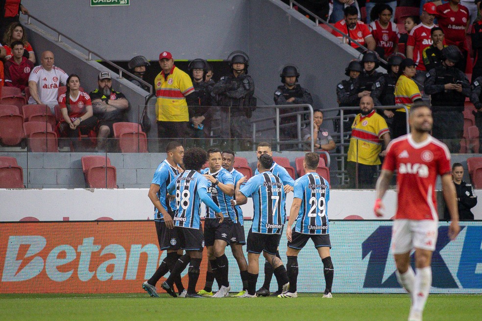 Jogadores do Grêmio comemora gol no Gre-Nal — Foto: Maxi Franzoi/AGIF