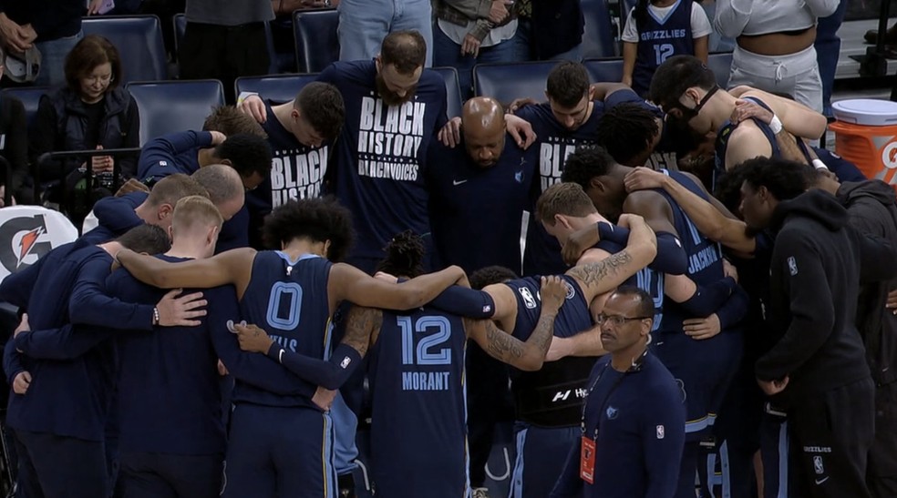 Jogadores do Memphis Grizzlies oram por torcedor — Foto: Reprodução/X